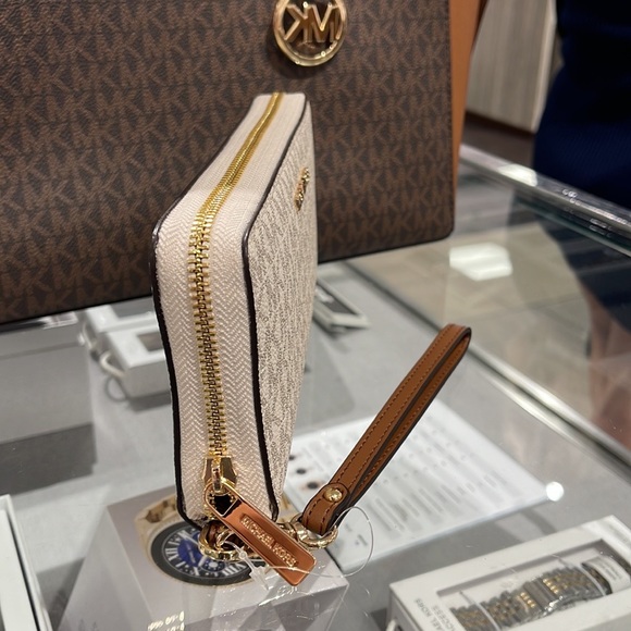 Michael Kors Jet Set Travel Large Travel CONTINENTAL wallet-wristlet-phoneholder - Picture 4 of 17